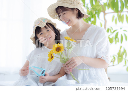 拿著向日葵的父母和孩子的肖像 105725694
