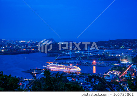 (Hokkaido) Asuka II anchored at Muroran Port Night view 105725801