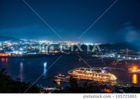 （北海道）飛鳥二號停泊在室蘭港夜景 105725803