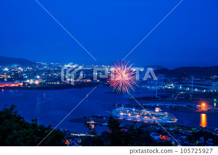 (Hokkaido) Asuka II anchored at Muroran Port and fireworks 105725927