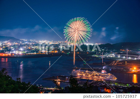 （北海道）飛鳥二號停泊在室蘭港和煙花 105725937