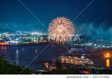 (Hokkaido) Asuka II anchored at Muroran Port and fireworks 105725940