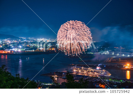 (Hokkaido) Asuka II anchored at Muroran Port and fireworks 105725942