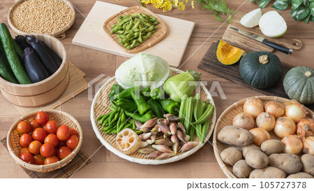 充滿蔬菜和木紋的背景 充滿蔬菜和木紋的背景 105727378