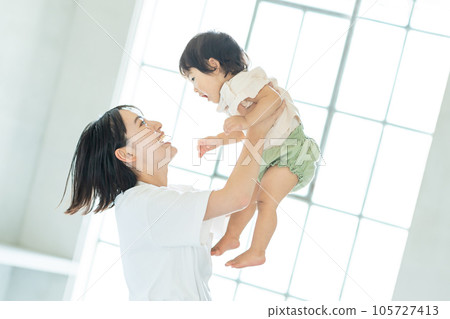 寶貝父母和孩子年輕媽媽 105727413