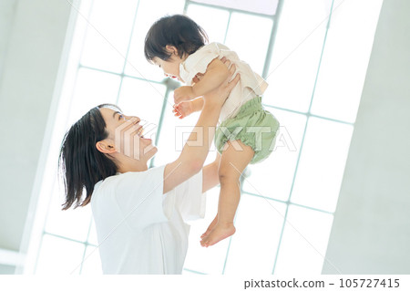 母親看著她的小女兒 105727415