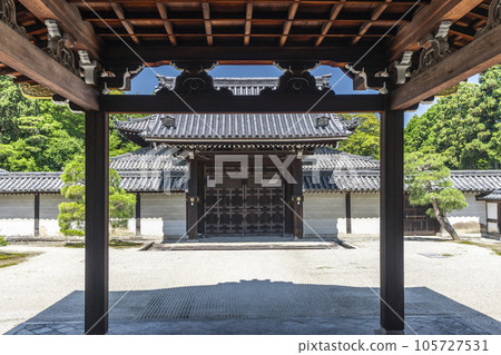從京都泉湧寺御座所眺望欽差門 105727531