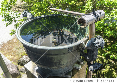 京都泉湧寺御座所庭園的水缽 105727533