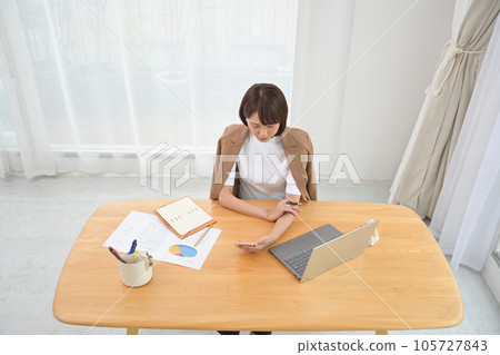 室內辦公桌前看智能手機的女性 室內辦公桌前看智能手機的女性 105727843
