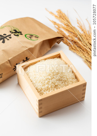 White rice 105728077