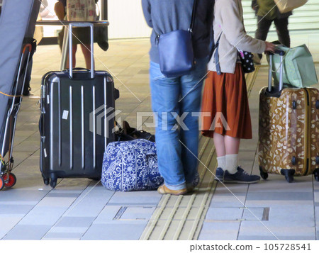 People queuing at the express bus stop 105728541