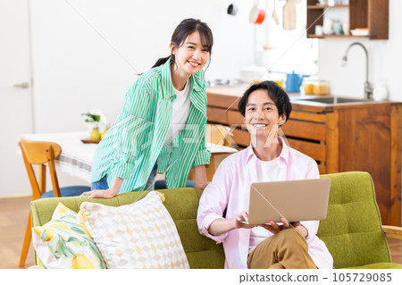 年輕夫婦放鬆 105729085