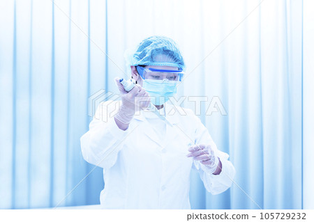做測試的人 年輕研究員進行實驗 研究人員使用微量移液器 科學圖像 圖像素材 105729232