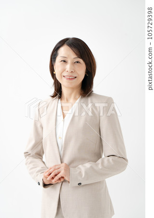 Business senior woman 105729398