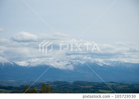 雪山和秋山,十勝嶽山脈 雪山和秋山,十勝嶽山脈 105729530