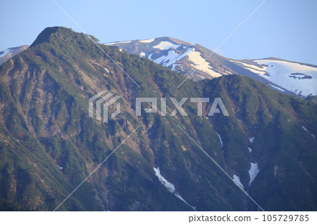 從樽口峠眺望飯豐山脈的青山和殘雪 從樽口峠眺望飯豐山脈的青山和殘雪 105729785