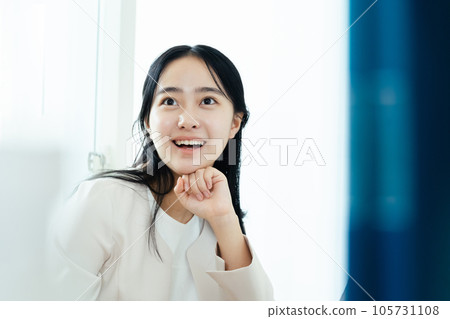 一名年輕女子走向一台電腦 105731108