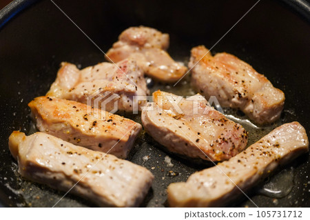 在煎鍋裡烤豬肉 在煎鍋裡烤豬肉 105731712