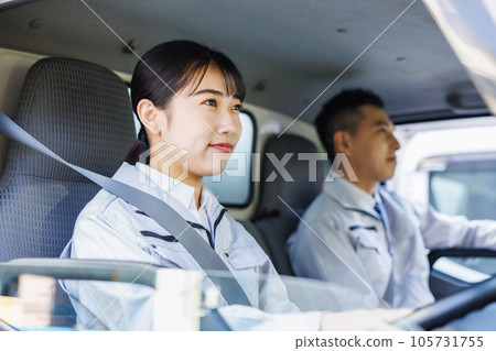 駕駛卡車的送貨員 105731755