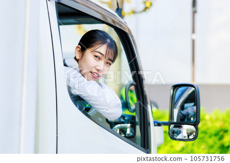 年輕可愛的送貨司機女 年輕可愛的送貨司機女 105731756