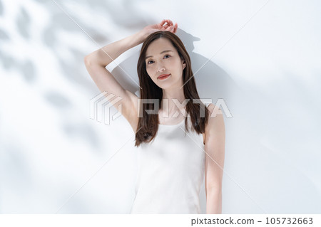 Sunlight filtering through the trees Female beauty Sunlight filtering through the trees Female beauty 105732663