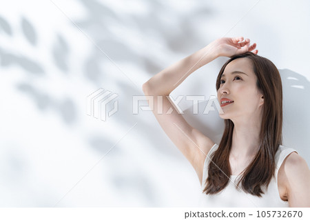 Sunlight filtering through the trees Female beauty Sunlight filtering through the trees Female beauty 105732670