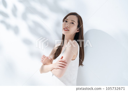 Sunlight filtering through the trees Female beauty Sunlight filtering through the trees Female beauty 105732671