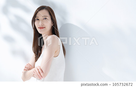 Sunlight filtering through the trees Female beauty Sunlight filtering through the trees Female beauty 105732672