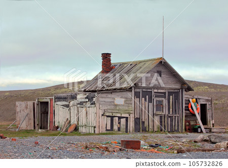 hunting cabin on shore of the Arctic ocean hunting cabin on shore of the Arctic ocean 105732826