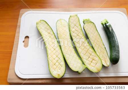 西葫蘆，鹽醃並脫水 105733563