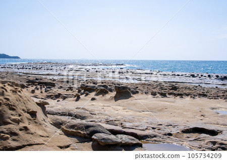 Iwami Tatamigaura: Interesting scenery of the nodules (baby boomers) on the wave-cut shelf and the Sea of Japan, Hamada City, Shimane Prefecture 105734209