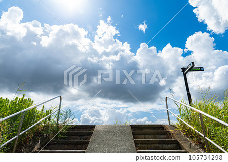 Matsudo City, blue sky and clouds on the Edogawa bank 105734298