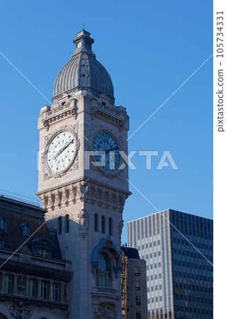 Clock tower of the Gare de Lyon in Paris 105734331