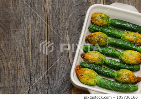 flower zucchini ripieno 105736160