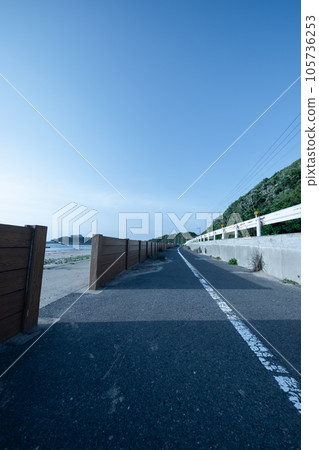 岩屋海岸的海邊路和黃昏前的藍天 岩屋海岸的海邊路和黃昏前的藍天 105736253