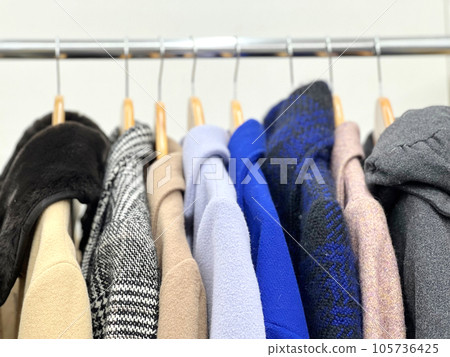 衣架上展示的外套 105736425