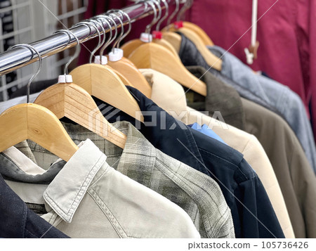 襯衫掛在衣架上 105736426