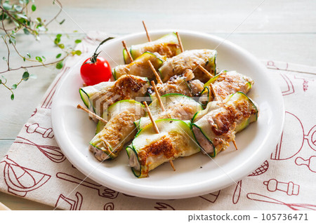 切成薄片的豬肉西葫蘆卷 切成薄片的豬肉西葫蘆卷 105736471