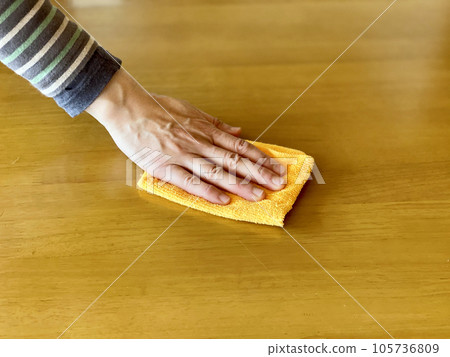 家庭主婦的手擦桌子 105736809