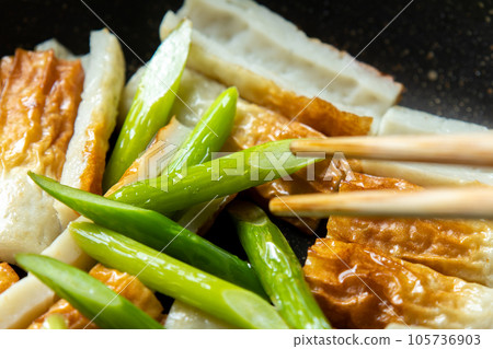 Stir-fried chikuwa and garlic sprouts, cooking scene. 105736903