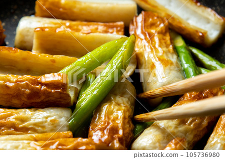 炒竹輪和蒜苗(醬炒),烹飪場景。 炒竹輪和蒜苗(醬炒),烹飪場景。 105736980