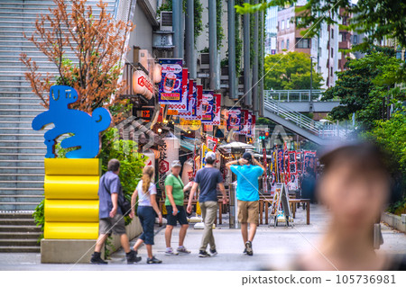 日本東京城市景觀夏季節日橫幅出現。暑氣逼人,澀谷站前的澀谷橫丁卻擠滿了外國人=8月9日 日本東京城市景觀夏季節日橫幅出現。暑氣逼人,澀谷站前的澀谷橫丁卻擠滿了外國人=8月9日 105736981