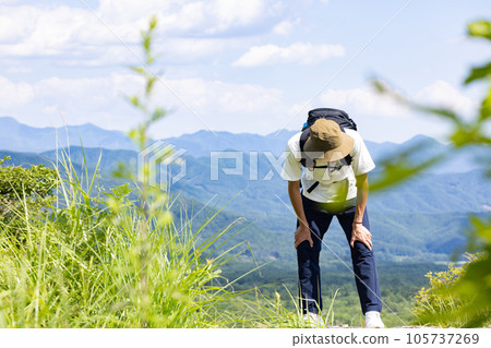 徒步旅行累了的男人 105737269