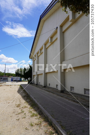 學校體育館後面 105737430