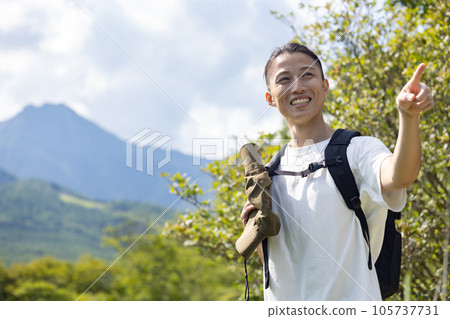 享受攀登的年輕人 105737731