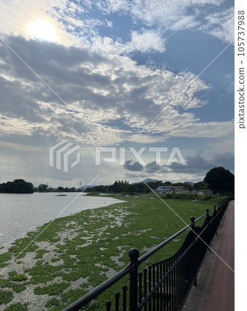 陽光透過雲層和湖邊 陽光透過雲層和湖邊 105737988