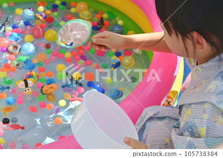 一個穿著浴衣的女孩正在舀一個超級球 一個穿著浴衣的女孩正在舀一個超級球 105738384