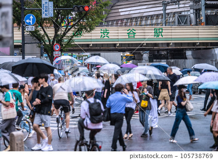 Tokyo cityscape in Japan Guerrilla thunderstorm... Bicycles attacking "Umbrella Flower". Shibuya has no ma, no infection explosion = August 9 105738769