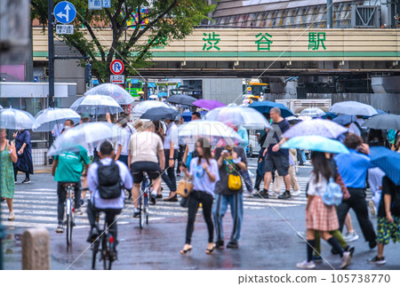 Tokyo cityscape in Japan Guerrilla thunderstorm... Bicycles attacking "Umbrella Flower". Shibuya has no ma, no infection explosion = August 9 105738770