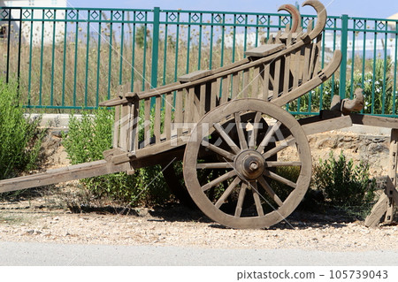 Two-wheeled trolley for the transport of goods. Two-wheeled trolley for the transport of goods. 105739043